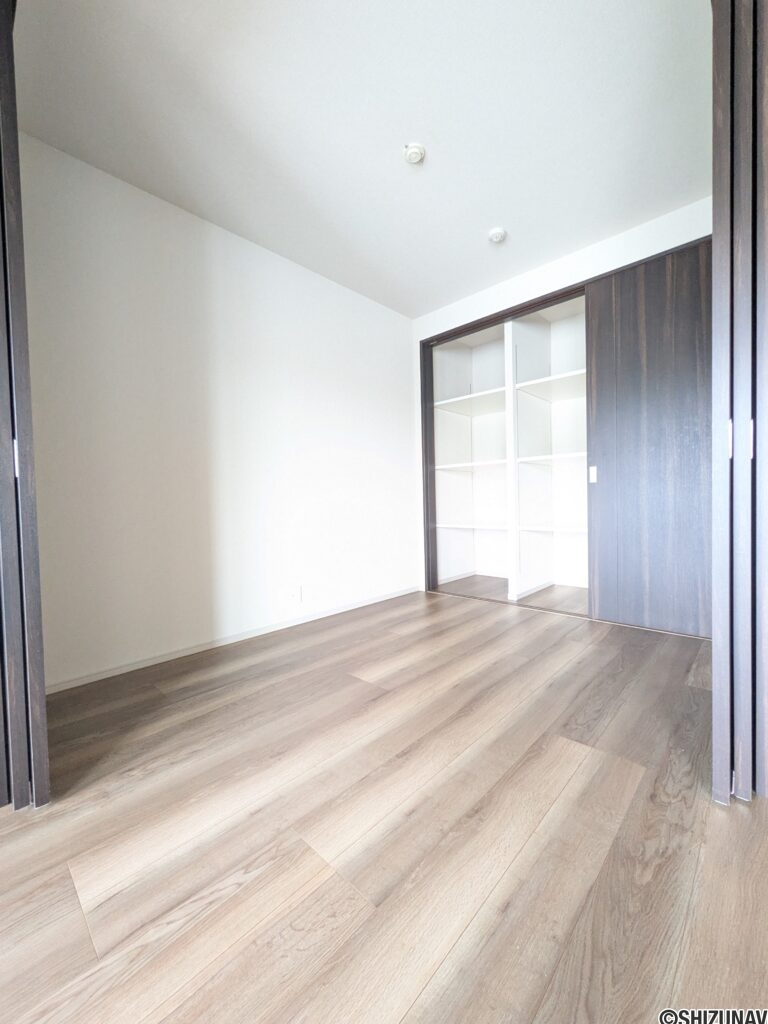 【洋室①】4.5帖。リビングとつながる空間。ワークスペース等に最適です！