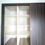 【洋室①】奥行きが広く確保された収納です！