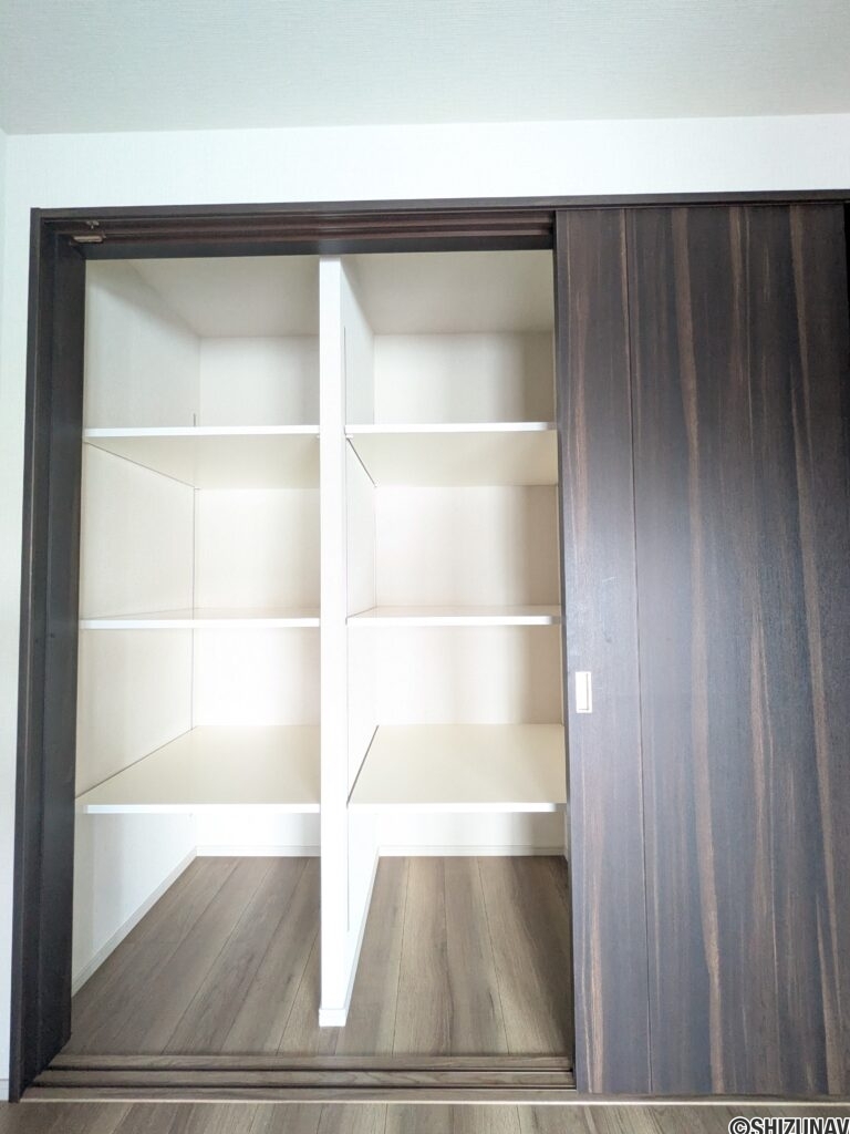 【洋室①】奥行きが広く確保された収納です！