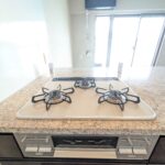 【キッチン】三口ガスコンロで効率アップ。都市ガスなので経済的です！