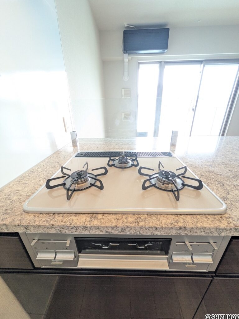 【キッチン】三口ガスコンロで効率アップ。都市ガスなので経済的です！