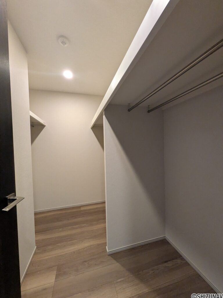 【ウォークインクローゼット】居室並みの広さのWIC。安心の収納量を実現しています！