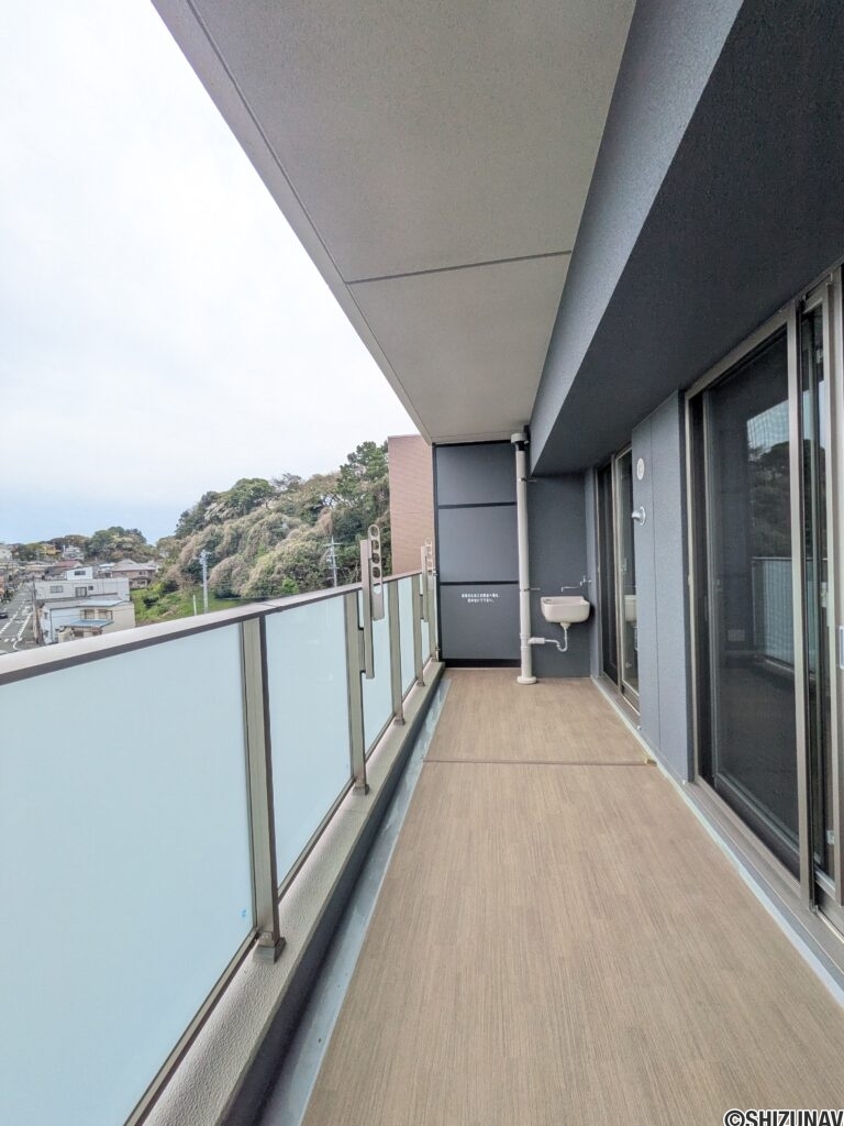 【バルコニー】屋根付きで広さも十分。水栓付きなのでちょっとした汚れ洗いにも便利です！