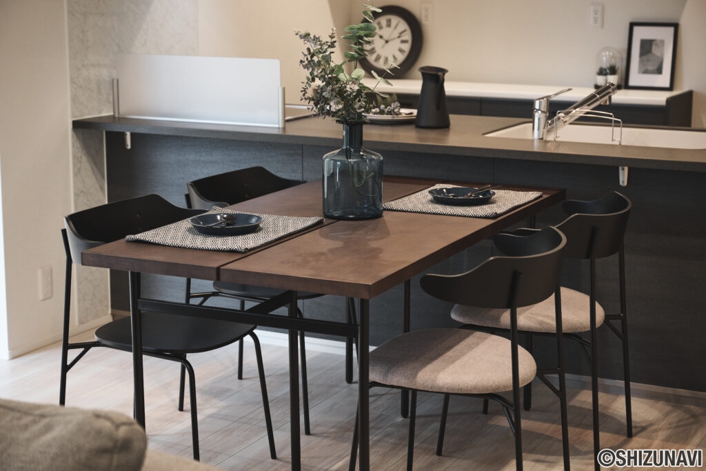 家族の気配を感じながら料理ができる、開放的な対面型レイアウトが採用されています。リビングダイニングと一体化することで、空間全体に統一感をもたらすと同時に、暮らしの動線にも配慮された設計。