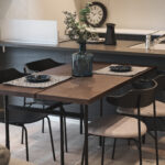 家族の気配を感じながら料理ができる、開放的な対面型レイアウトが採用されています。リビングダイニングと一体化することで、空間全体に統一感をもたらすと同時に、暮らしの動線にも配慮された設計。