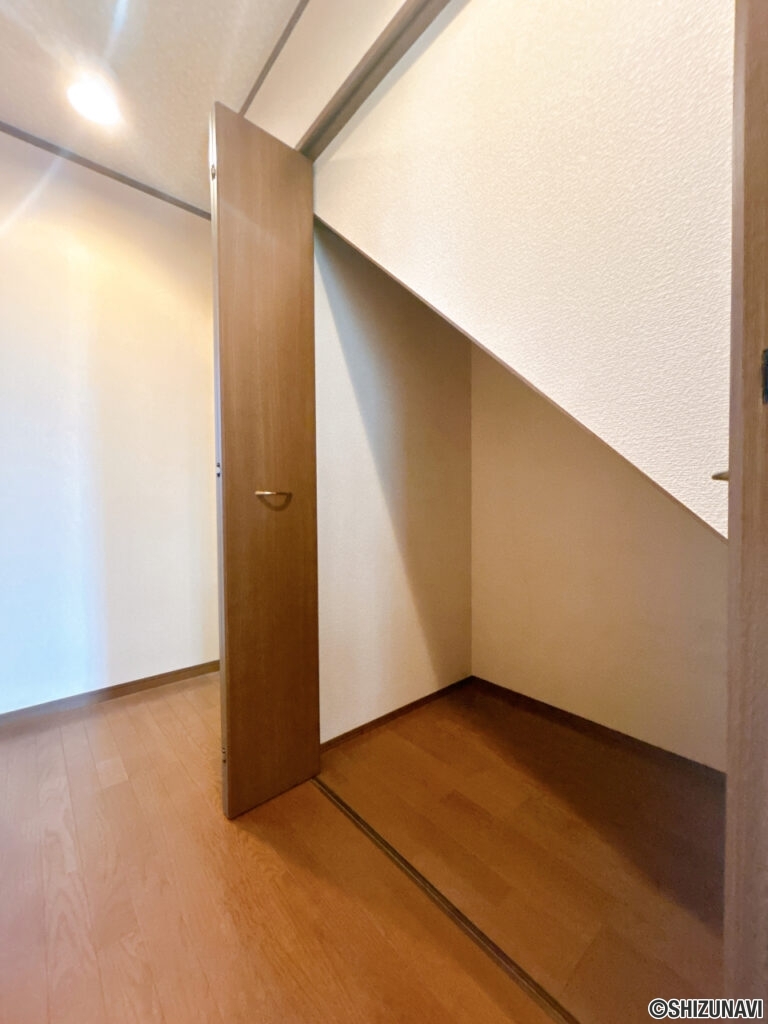 【階廊下収納】