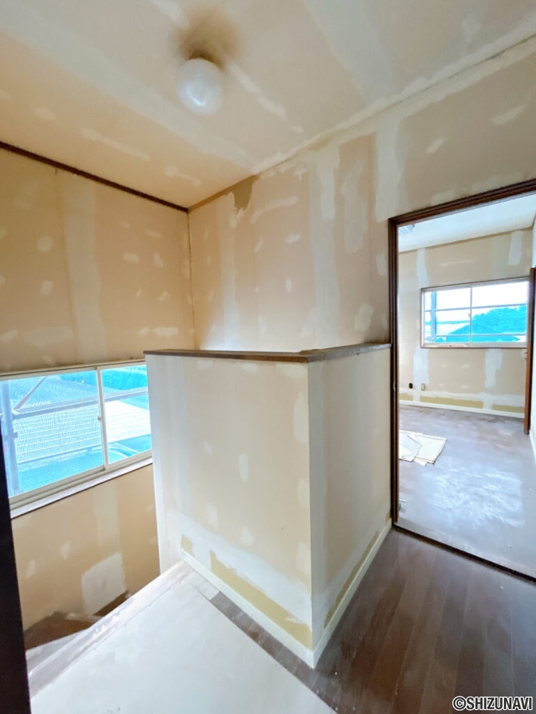 【リフォーム中/2階廊下】フロアタイル重張、クロス張替え、照明の交換を行います。(8/9撮影）