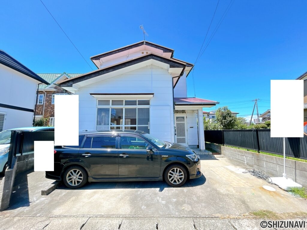 【駐車場】普通車は横付けで1台、軽自動車だと並列で２台駐車いただけます。