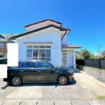 【駐車場】普通車は横付けで1台、軽自動車だと並列で２台駐車いただけます。