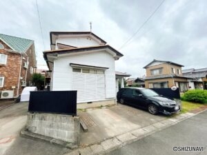 【外観写真】別角度です。駐車場と建物外観の写真です。