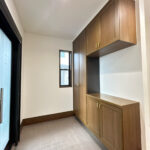 【リフォーム済/玄関内観】クロスの張替え、照明交換を行いました。大容量のシューズボックスでご家族の履物もしっかり収納できます。