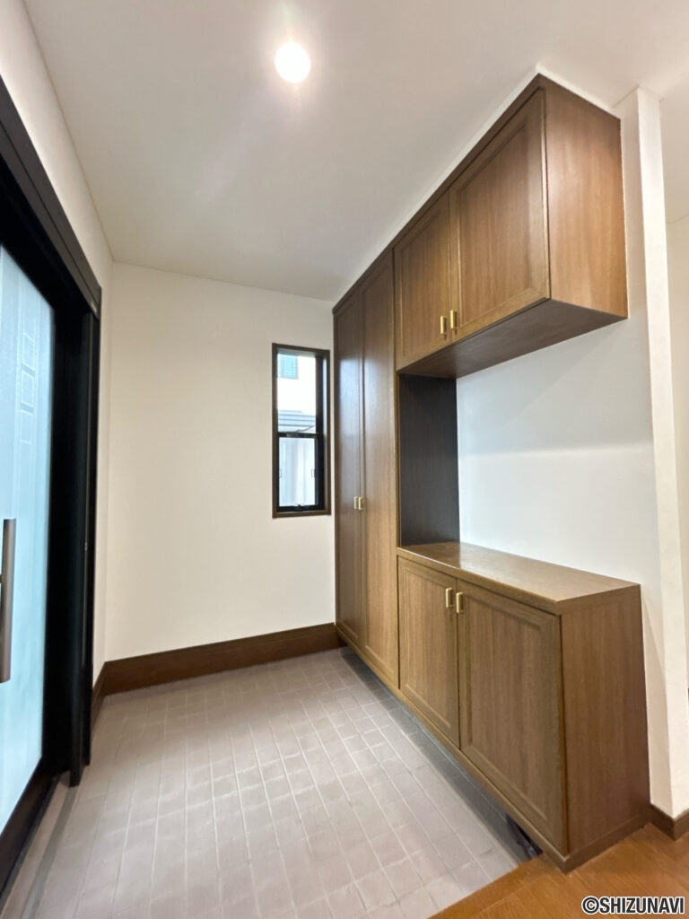 【リフォーム済/玄関内観】クロスの張替え、照明交換を行いました。大容量のシューズボックスでご家族の履物もしっかり収納できます。