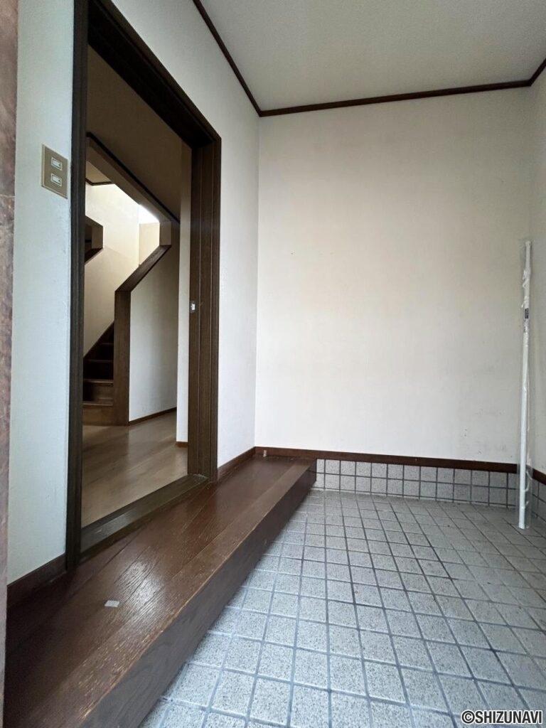 【玄関（内）】