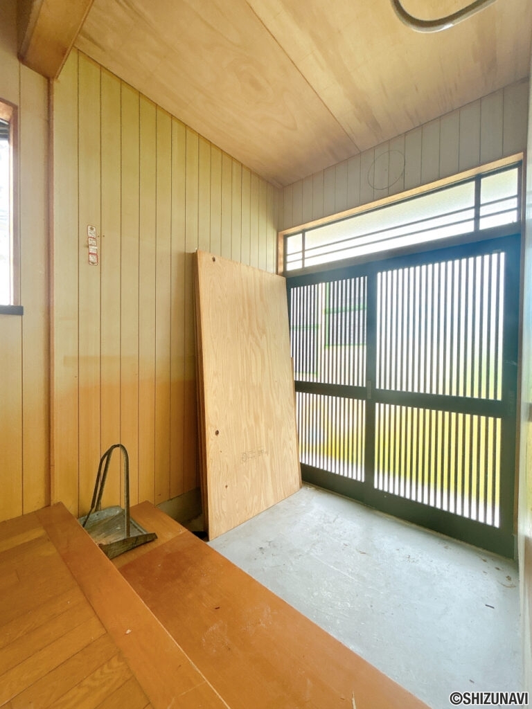 【リフォーム中/玄関内観】シューズボックスは新品交換を行う予定です。（7/19撮影）