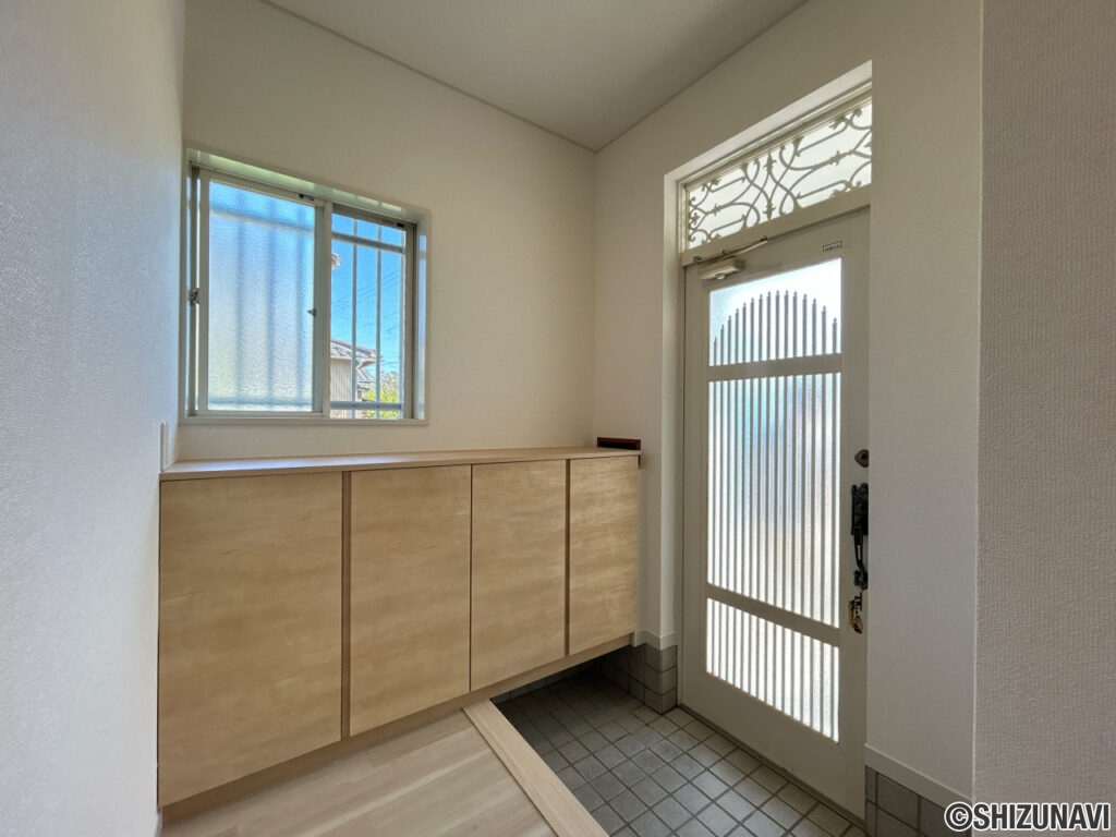 【リフォーム後/玄関】シューズボックスの新品設置、クロスの張替え、照明の交換を行いました。