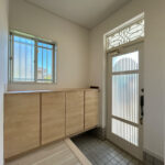 【リフォーム後/玄関】シューズボックスの新品設置、クロスの張替え、照明の交換を行いました。