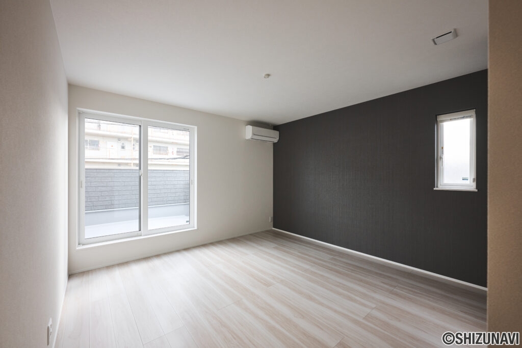 ご夫婦でゆったりと過ごせる、落ち着きのある洋室。南からの自然光が差し込む明るい空間に、ダークトーンのアクセントクロスが上質な雰囲気をプラスします。シンプルながらも洗練されたデザインで、家具の配置もしやすく、心地よい時間を過ごせる主寝室です。