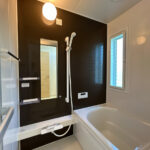 【リフォーム後／ユニットバス】浴室はハウステック製の新品のユニットバスに交換いたしました。浴槽には滑り止めの凹凸があり、床は濡れた状態でも滑りにくい加工がされている安心設計です。