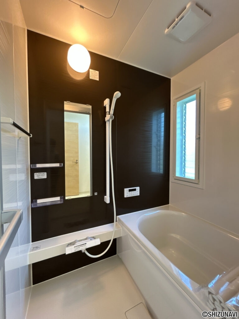 【リフォーム後／ユニットバス】浴室はハウステック製の新品のユニットバスに交換いたしました。浴槽には滑り止めの凹凸があり、床は濡れた状態でも滑りにくい加工がされている安心設計です。