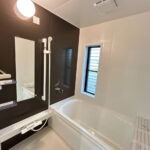 【リフォーム済/ユニットバス】浴室はハウステック製の新品のユニットバスに交換しました。浴槽には滑り止めの凹凸があり、床は濡れた状態でも滑りにくい加工がされている安心設計です。