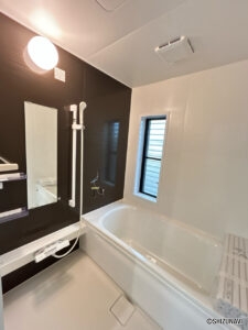 【リフォーム済/ユニットバス】浴室はハウステック製の新品のユニットバスに交換しました。浴槽には滑り止めの凹凸があり、床は濡れた状態でも滑りにくい加工がされている安心設計です。