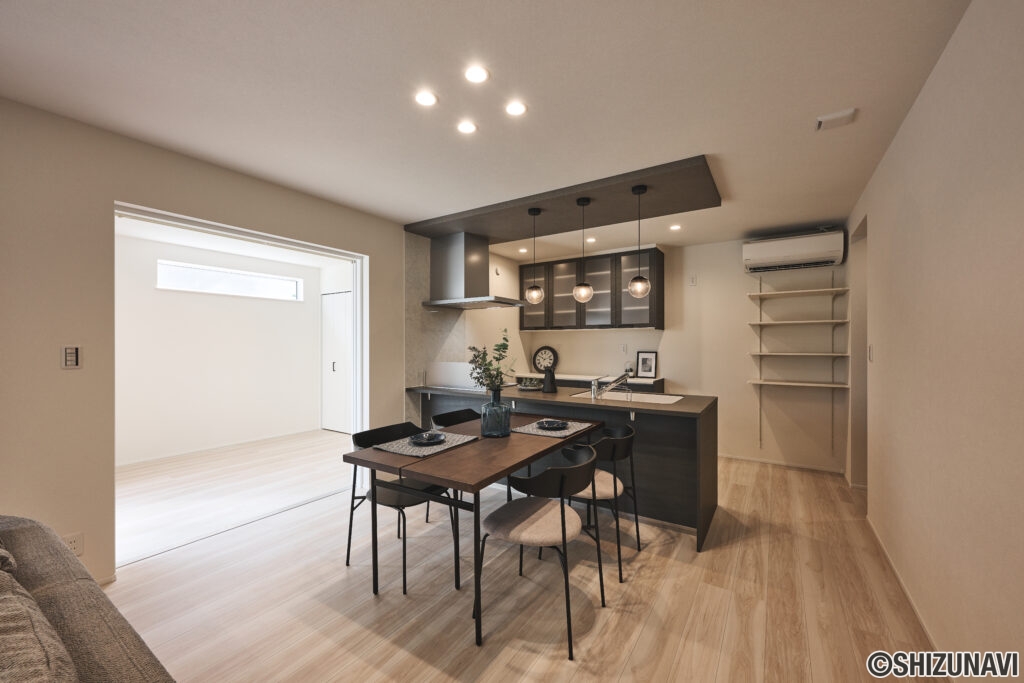 忙しい毎日を支える機能的な動線に加え、空間のアクセントになるペンダントライトやダークトーンのキッチンカラーが上質な雰囲気を演出。家事の時間も、自分らしく心地よく過ごせるデザインキッチンです。