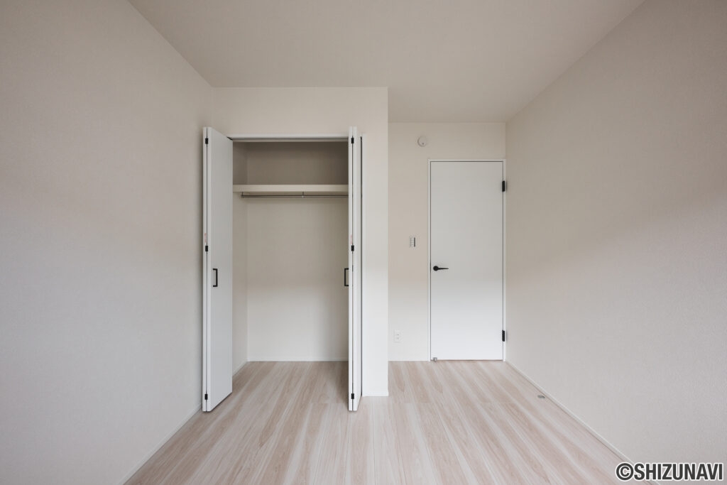 各洋室には、効率性を重視して収納スペースが完備されています。有効的に配置することで、常に広々とした快適な空間を保つことができ、日常生活の利便性が向上します。