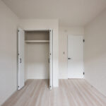 各洋室には、効率性を重視して収納スペースが完備されています。有効的に配置することで、常に広々とした快適な空間を保つことができ、日常生活の利便性が向上します。