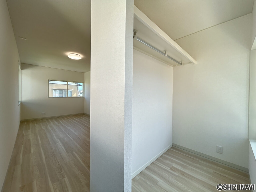 【リフォーム後/２階約10.5帖洋室】WICを新設いたしました。枕棚とハンガーパイプが設置されました。