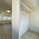 【リフォーム後/２階約10.5帖洋室】WICを新設いたしました。枕棚とハンガーパイプが設置されました。