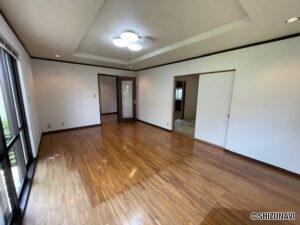 居間（別角度）です