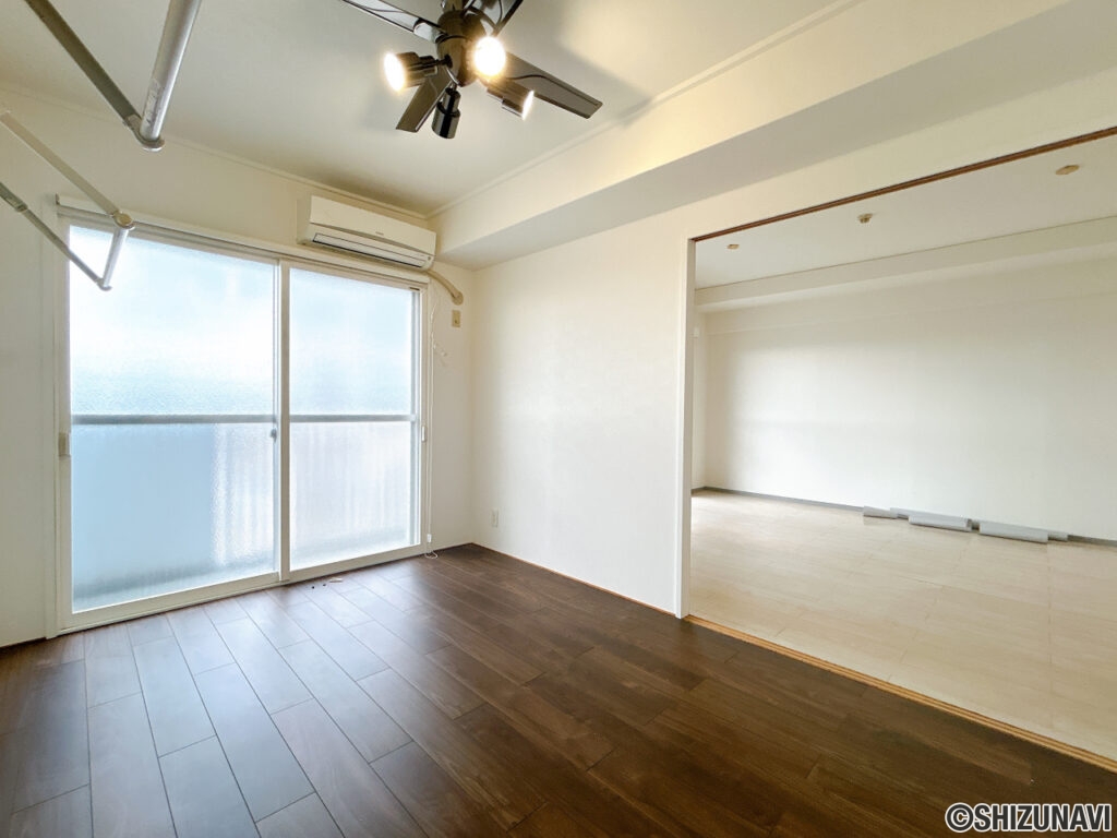 【リフォーム中/南側洋室】ベランダ側から撮影した南側洋室です。クロス貼替え、エアコンクリーニングを行います。(9/27撮影)