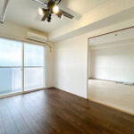 【リフォーム中/南側洋室】ベランダ側から撮影した南側洋室です。クロス貼替え、エアコンクリーニングを行います。(9/27撮影)