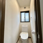 【リフォーム済/トイレ】便器・便座は新品交換しました。タオルリング・ペーパーホルダーも合わせて交換しております。