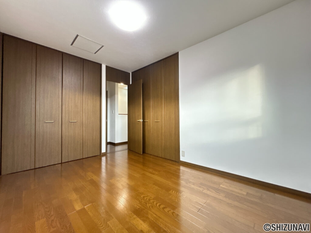 【リフォーム前/2階6帖洋室】クロスの張替えと照明交換を行いました。床はワックスがけ済みです。クローゼットが二つあり、収納には困りません。