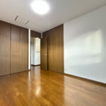 【リフォーム前/2階6帖洋室】クロスの張替えと照明交換を行いました。床はワックスがけ済みです。クローゼットが二つあり、収納には困りません。