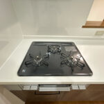 【ガスコンロ】新品交換したキッチンは３口コンロで同時調理が可能。大きなお鍋を置いても困らない広さです。お手入れ簡単なコンロなのでうっかり吹きこぼしてもお掃除ラクラクです。