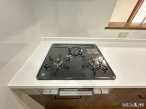 【ガスコンロ】新品交換したキッチンは３口コンロで同時調理が可能。大きなお鍋を置いても困らない広さです。お手入れ簡単なコンロなのでうっかり吹きこぼしてもお掃除ラクラクです。