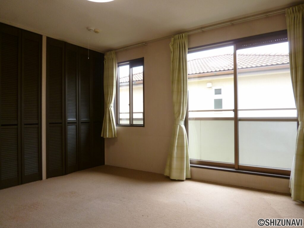 南西角部屋約10帖の主寝室