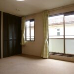 南西角部屋約10帖の主寝室