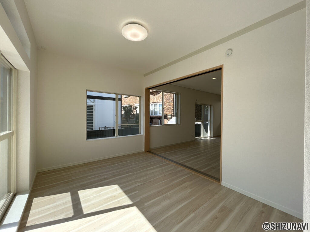 【リフォーム後/1階6帖洋室】和室でしたが、フロアタイルへ変更、クロス張替え、照明の交換を行いました。