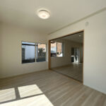 【リフォーム後/1階6帖洋室】和室でしたが、フロアタイルへ変更、クロス張替え、照明の交換を行いました。