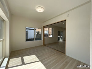 【リフォーム後/1階6帖洋室】和室でしたが、フロアタイルへ変更、クロス張替え、照明の交換を行いました。
