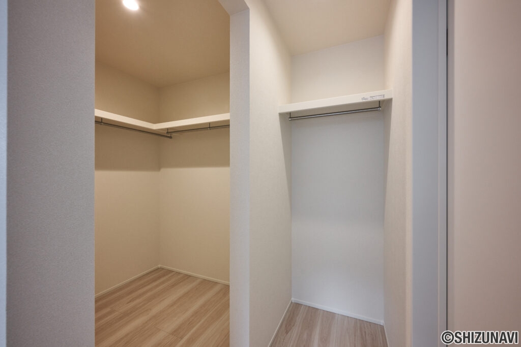 洋室には、大容量のウォークインクローゼットを併設。 ご夫婦それぞれの衣類やバッグ、季節物の収納にもゆとりがあり、「見せない収納」で暮らしの美しさをキープ。
