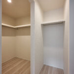 洋室には、大容量のウォークインクローゼットを併設。 ご夫婦それぞれの衣類やバッグ、季節物の収納にもゆとりがあり、「見せない収納」で暮らしの美しさをキープ。