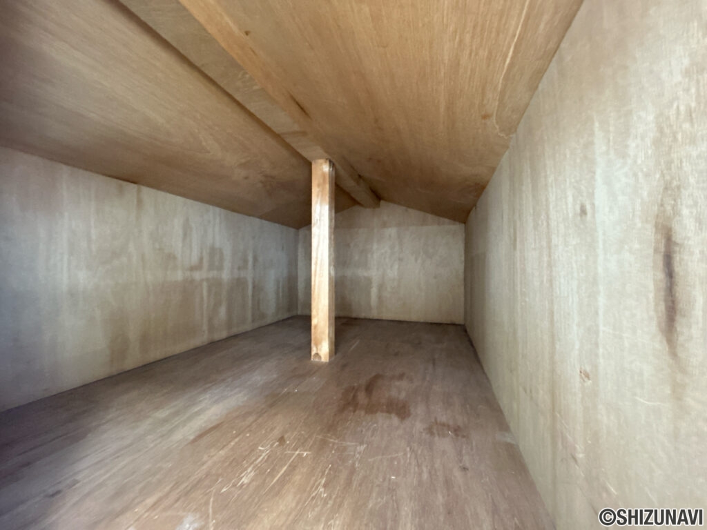 【リフォーム後/2階６帖洋室】広い屋根裏収納スペースがあります。