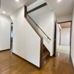 【リフォーム済/1階廊下】クロスの張替えと照明交換を行いました。床はワックスがけ済みです。