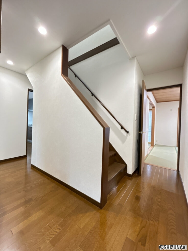 【リフォーム済/1階廊下】クロスの張替えと照明交換を行いました。床はワックスがけ済みです。