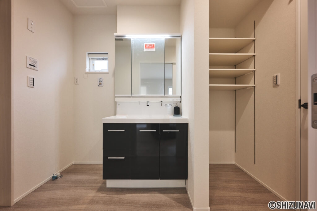 キレイの追求が、生んだ洗面ドレッサー。バックガードがミラーしたまであり、洗面ボウルと一体成形になったキレイアップカウンター。つなぎ目などの凹凸もなく、飛び散った水滴をサッと拭き取れます。