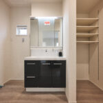 キレイの追求が、生んだ洗面ドレッサー。バックガードがミラーしたまであり、洗面ボウルと一体成形になったキレイアップカウンター。つなぎ目などの凹凸もなく、飛び散った水滴をサッと拭き取れます。